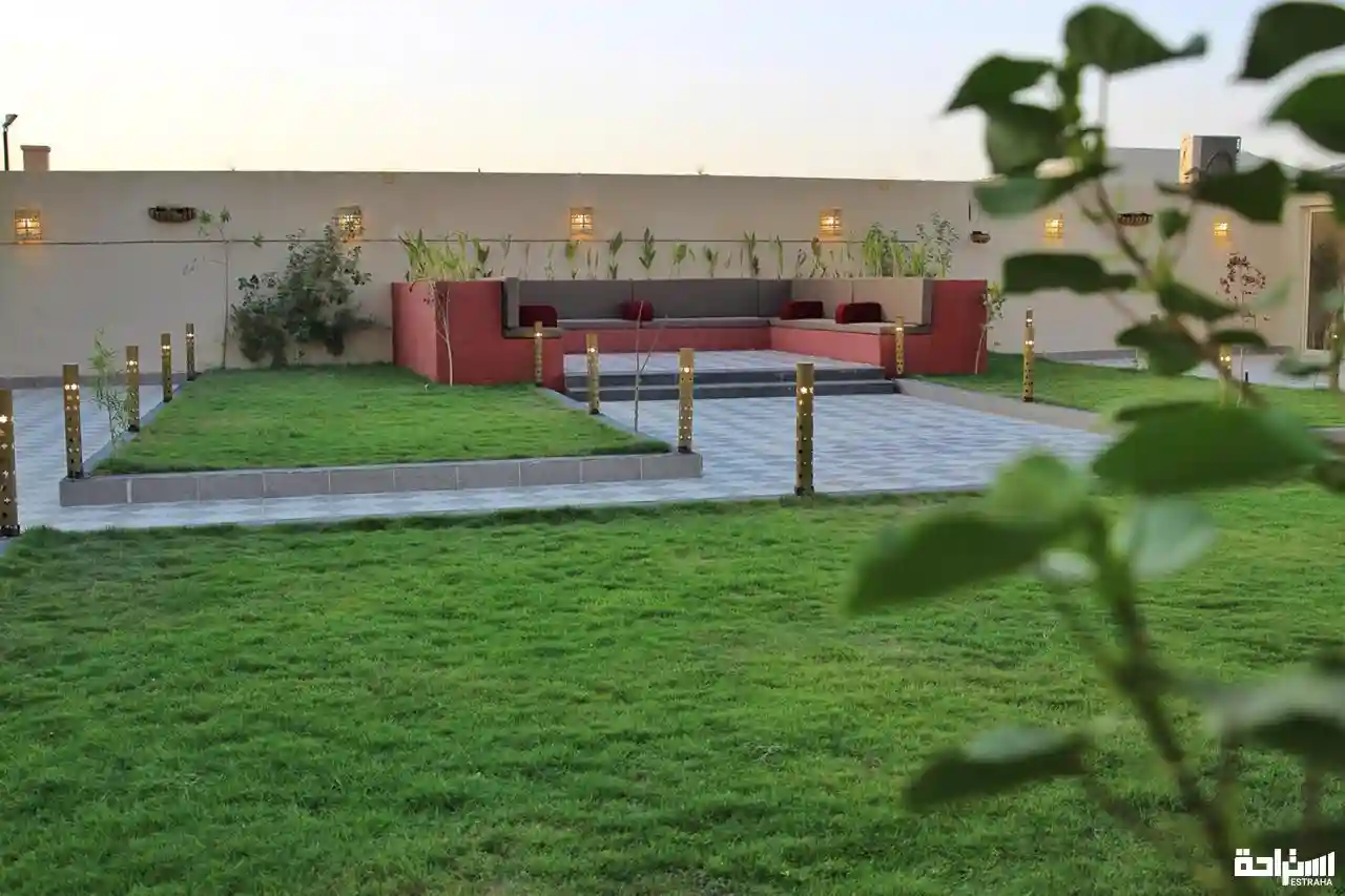 حوش استراحة بالعشب والممرات
